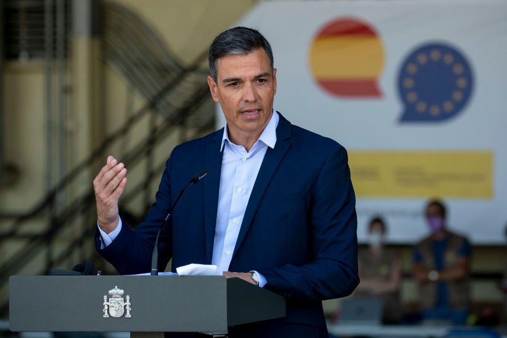 Pedro Sanchez, presidente del gobierno de España en un centro de refugiados