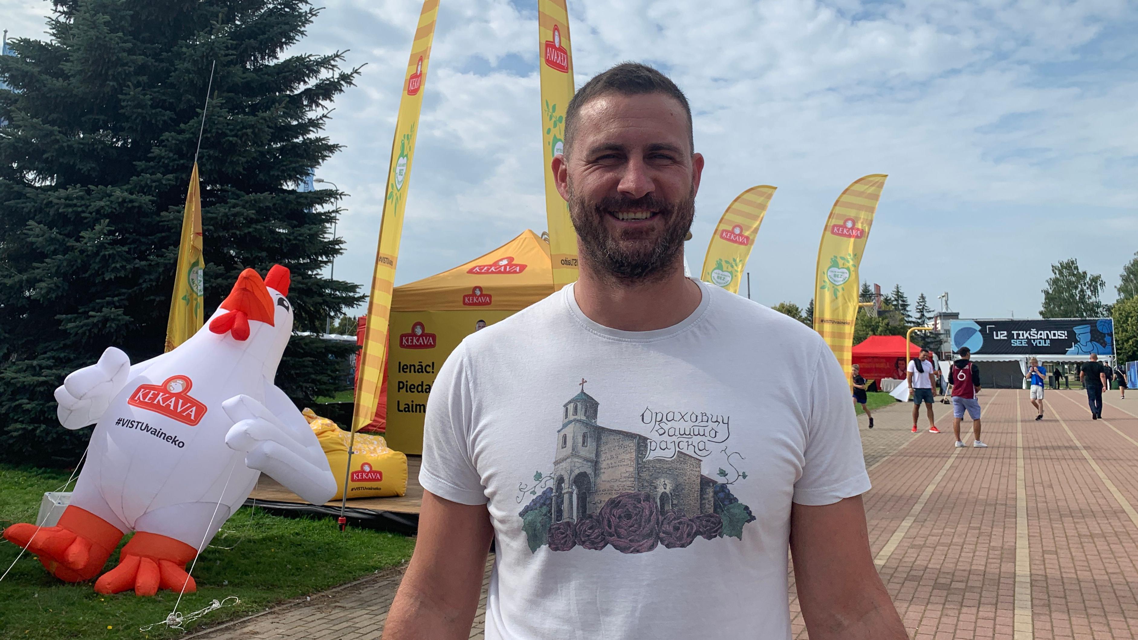Radoje u beloj majici u fan zoni