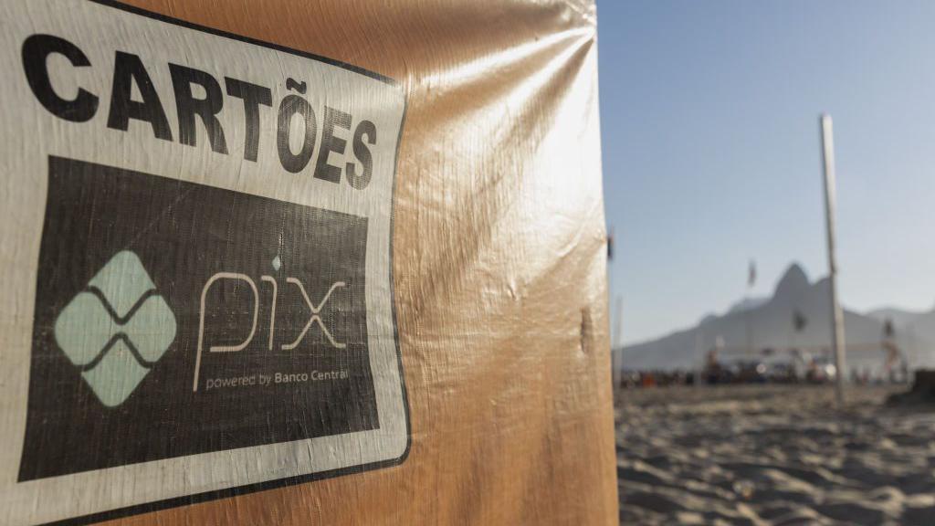 Sinalização para pagamento com Pix e cartões em quiosque na praia no Rio