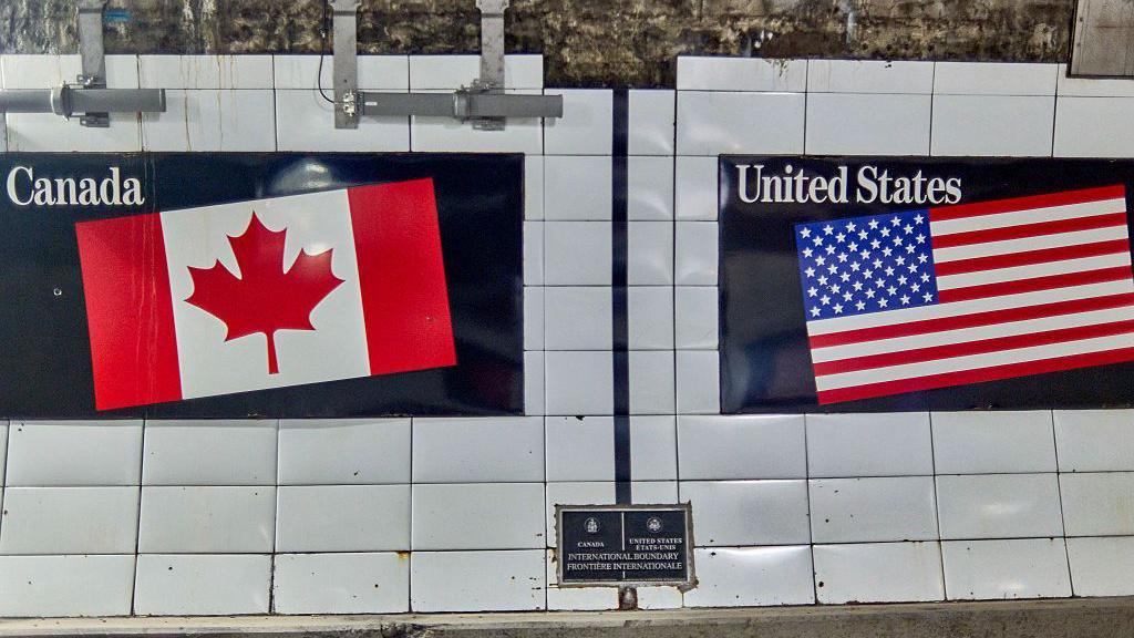 La línea de demarcación en el túnel Detroit-Windsor que marca la frontera entre Detroit, Michigan, EE. UU. y Windsor, Ontario, Canadá. 18 de mayo de 2025. (Foto de Dominic Gwinn / Middle East Images / Middle East Images a través de AFP)