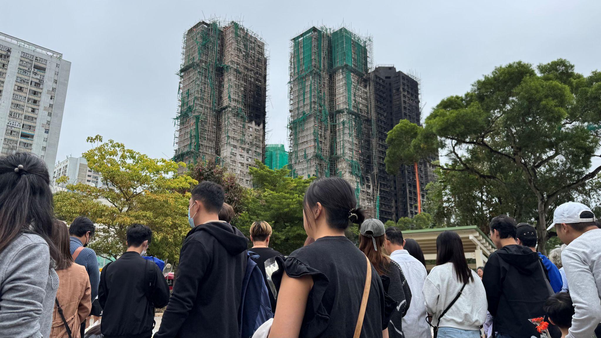 2025年11月30日，哀悼者在宏福苑旁的花園裡敬獻鮮花，悼念逝者