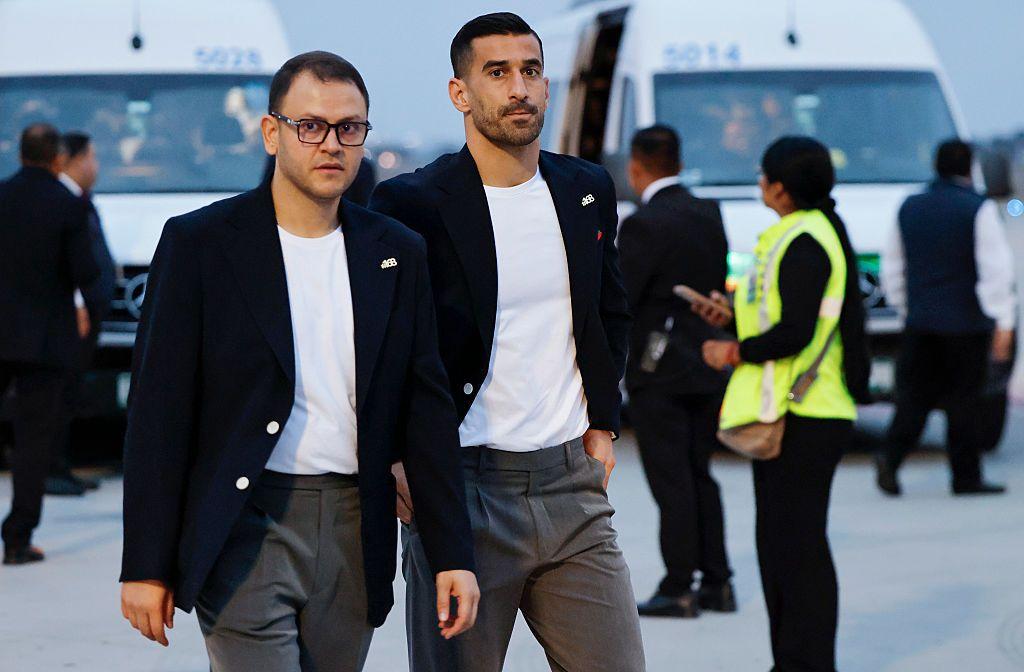 El capitán de la selección iraní, Ehsan Hajisafi, junto con un funcionario de la federación.