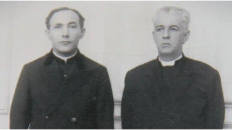 Foto preta e branca de dois homens