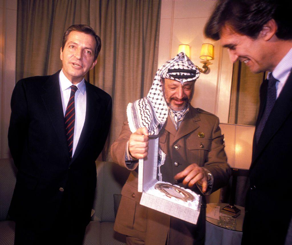 Adolfo Suárez, con traje y corbara, y Yasir Arafat, con una kufiya.