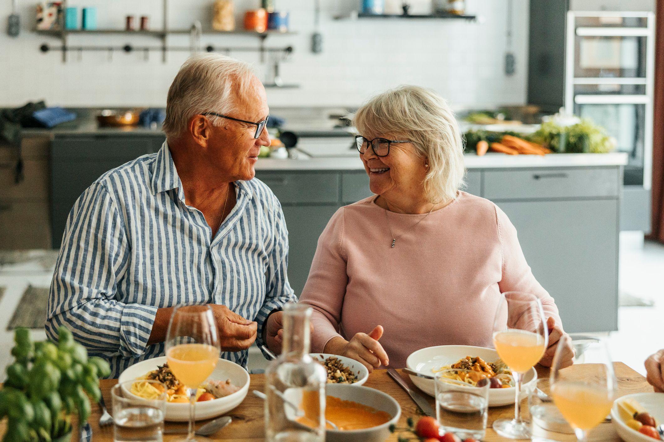 زوجان من كبار السن يجلسان لتناول وجبة غذائية