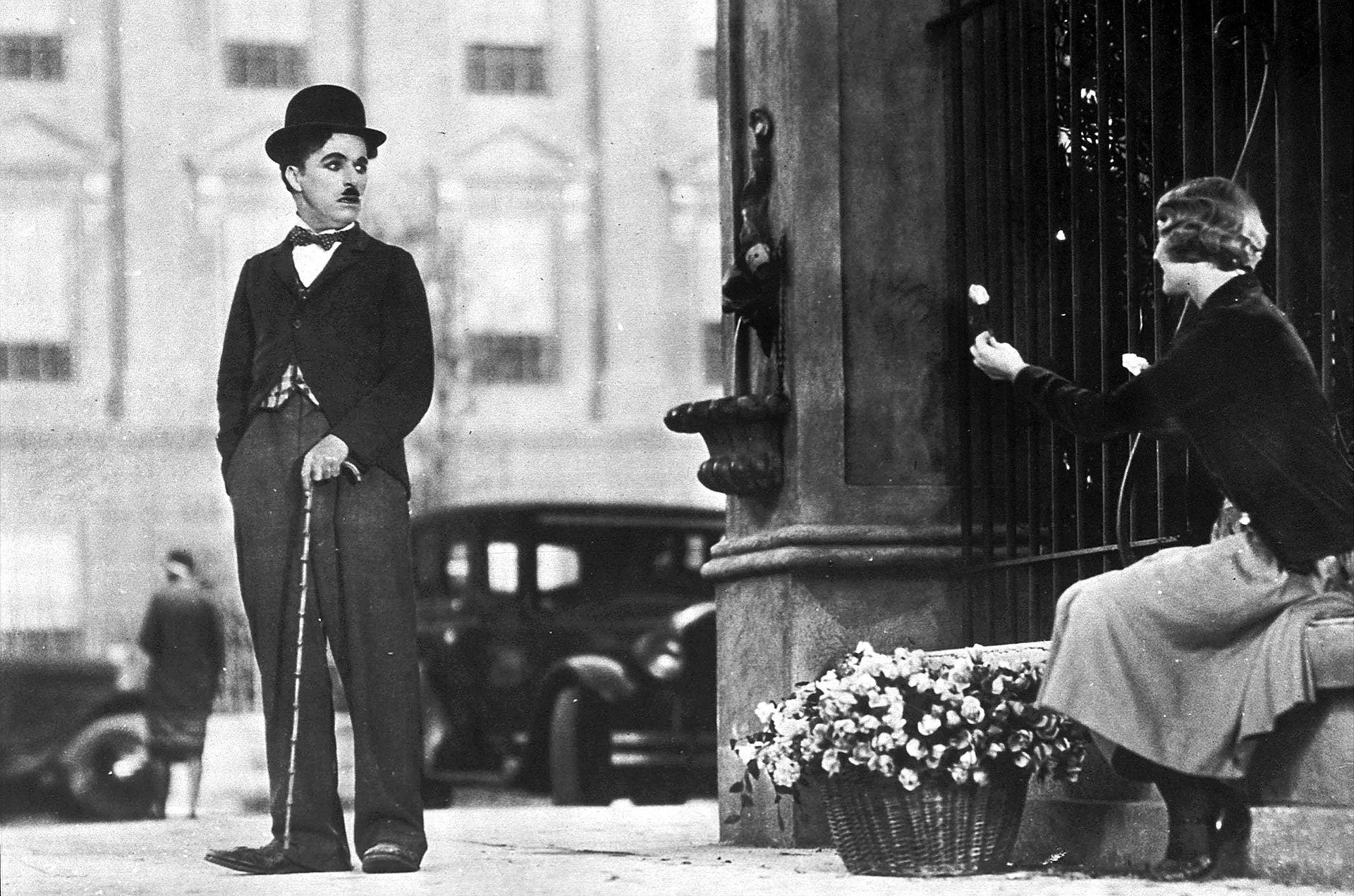 En esta comedia romántica muda de Chaplin, su personaje del vagabundo se enamora de una vendedora de flores ciega que lo confunde con un millonario.