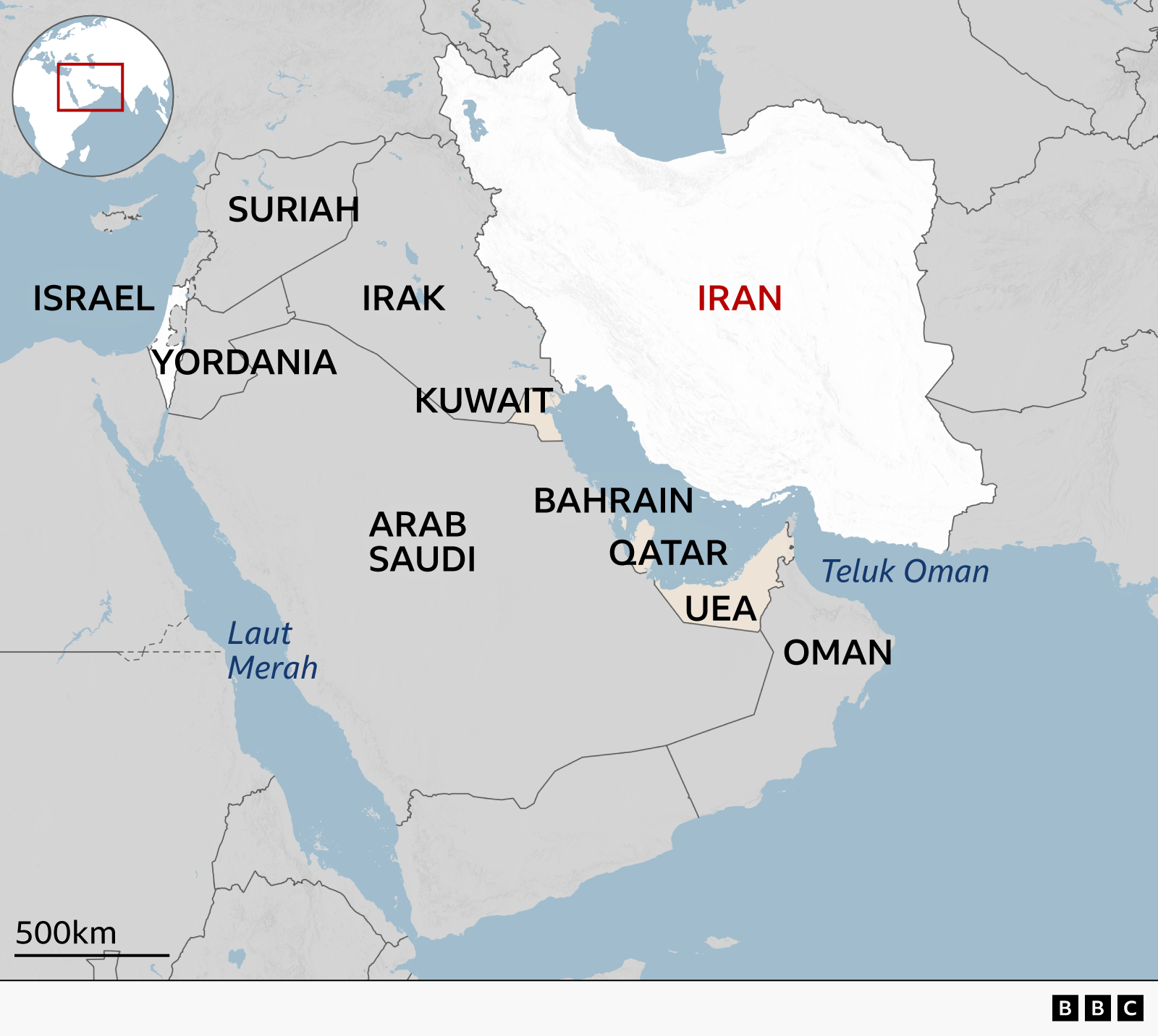 Peta regional yang menyoroti Iran dengan warna putih dan namanya ditulis dengan warna merah. Negara-negara sekitarnya ditandai dengan warna abu-abu, termasuk Irak di sebelah barat dan negara-negara Timur Tengah lainnya seperti Suriah, Yordania, Israel, Gaza, Arab Saudi, Qatar, Uni Emirat Arab, dan Oman. Perairan seperti Laut Merah dan Teluk Oman ditandai dengan warna biru.