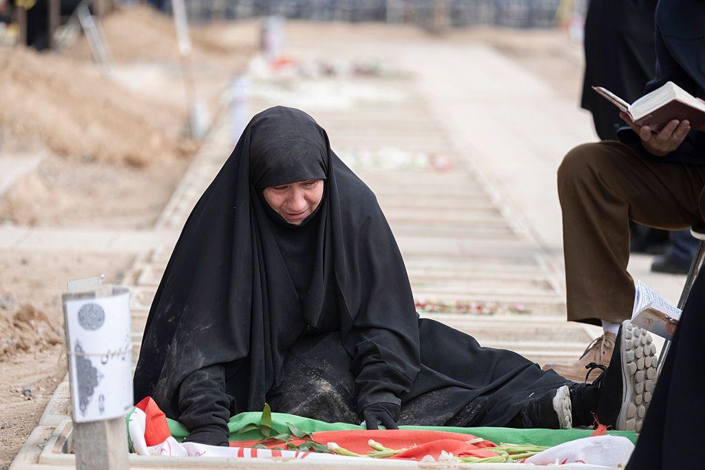 امرأة إيرانية عند قبر قريبها الذي قُتل خلال الحملة العسكرية الأمريكية الإسرائيلية والتي أسفرت عن مقتل ما يقرب من 1500 مدني إيراني