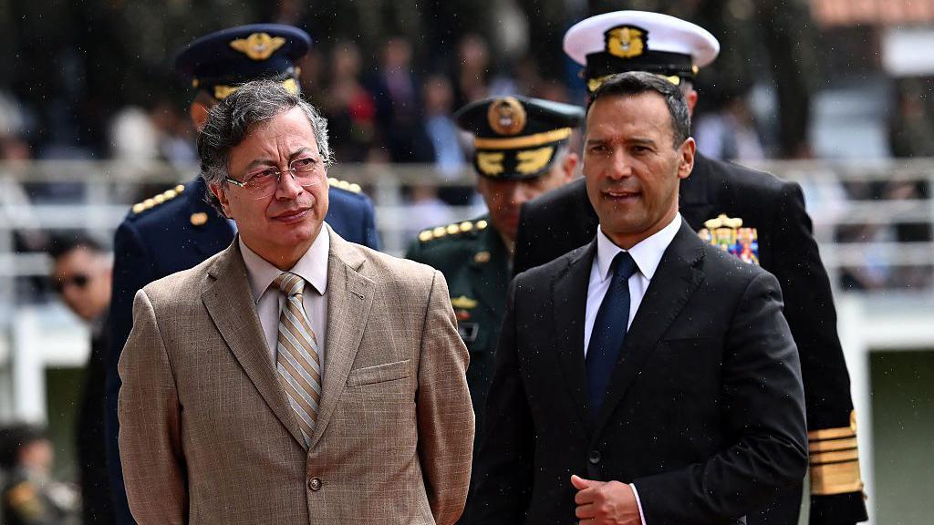 El presidente de Colombia, Gustavo Petro, junto al ministro de Defensa, Pedro Sánchez.