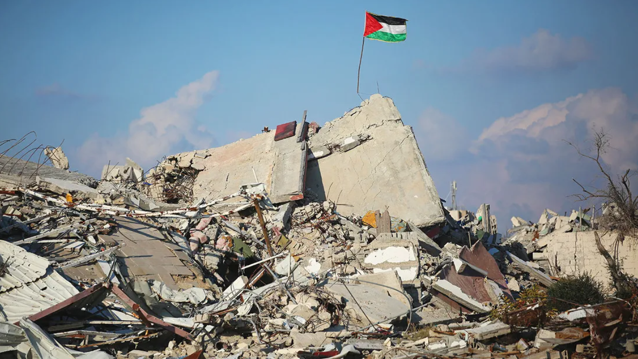 العلم الفلسطيني على حُطام