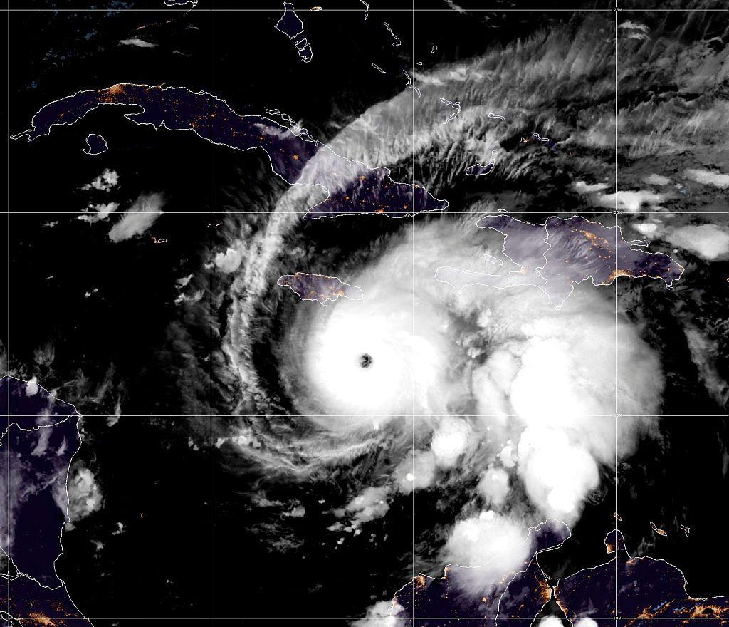 Una imagen satelital del huracán Melissa con sus amplias bandas de nubosidad y su centro cercano a la isla de Jamaica