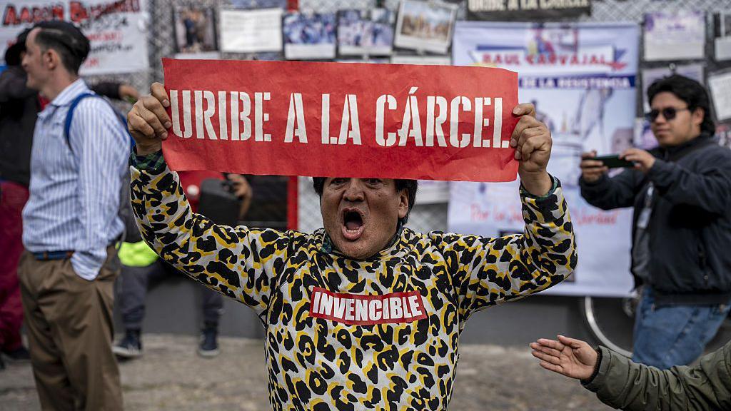 Manifestantes a las afueras del complejo judicial de Paloquemao en Bogotá