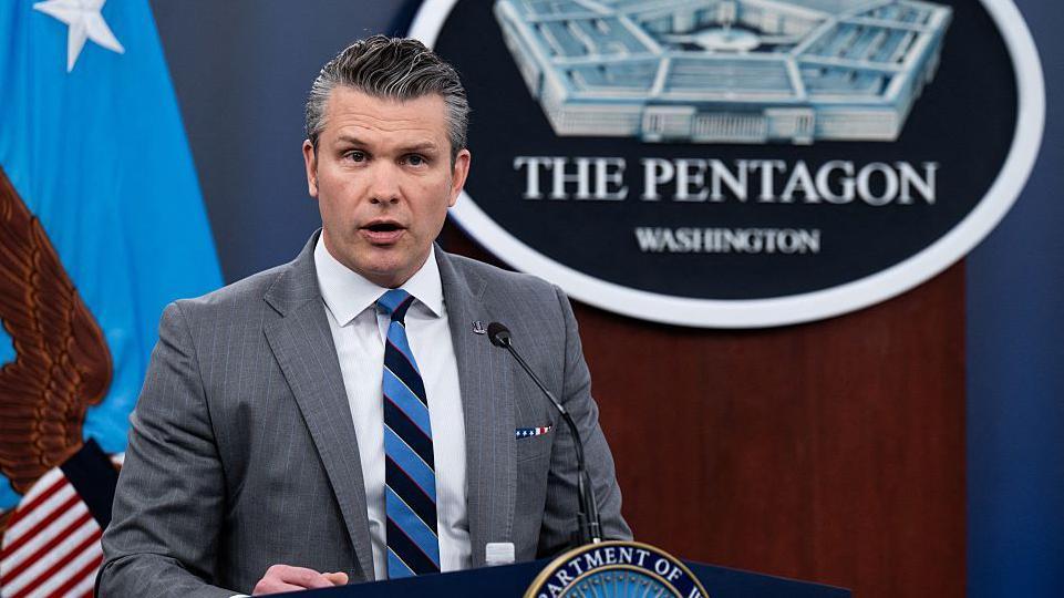 Pete Hegseth durante una alocución