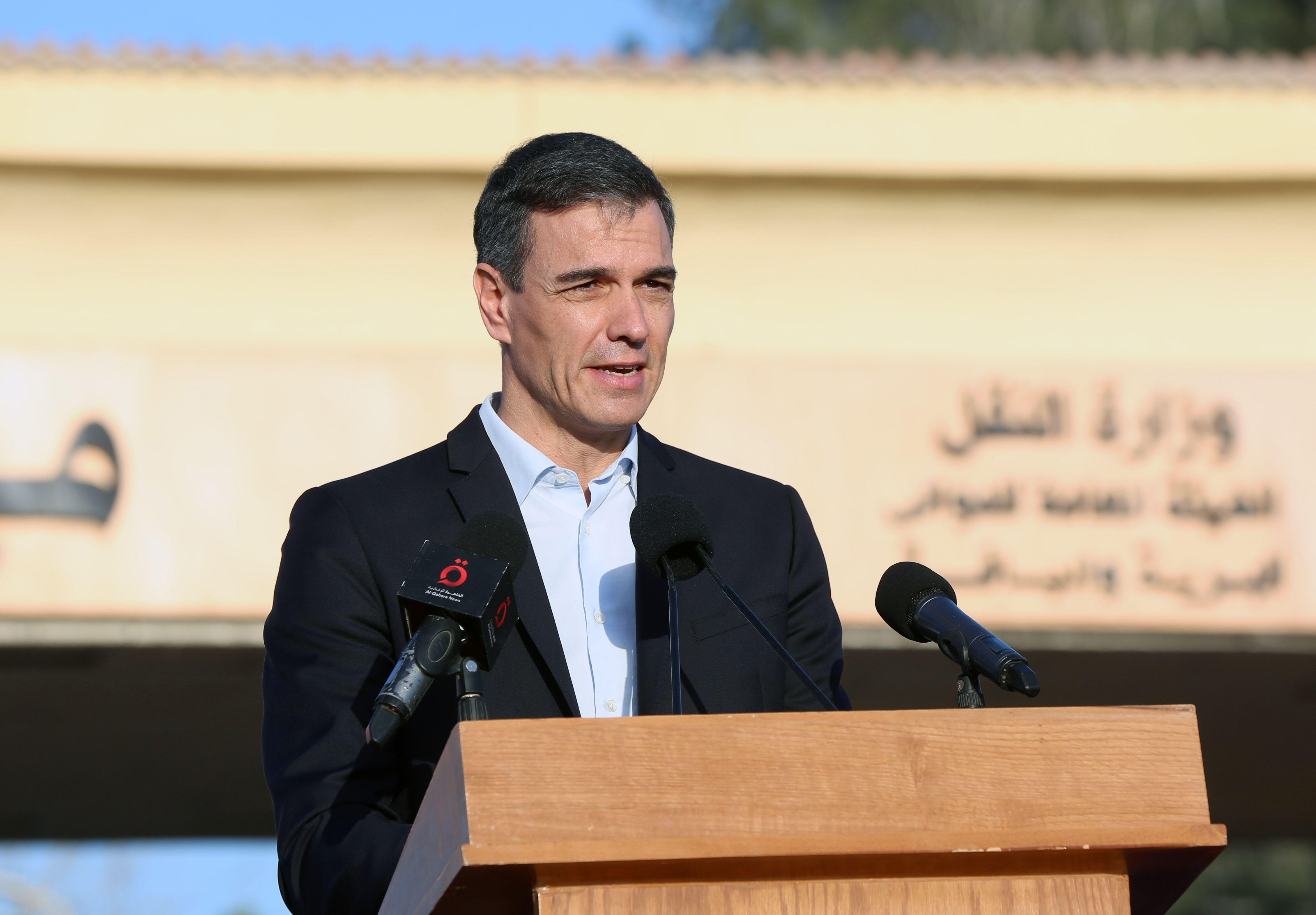Pedro Sánchez, con chaqueta oscura, habla detrás de un podio.