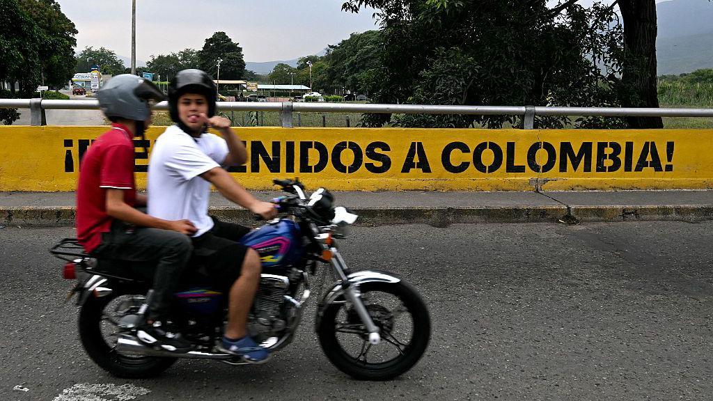 Dos hombres en una moto se desplazan en el paso fronterizo entre Colombia y Venezuela en Cúcuta. 