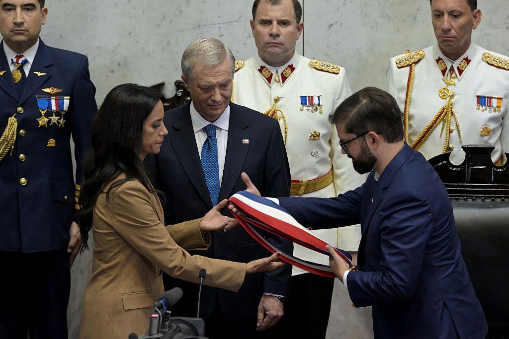 Gabriel Boric entrega la banda presidencial a José Antonio Kast