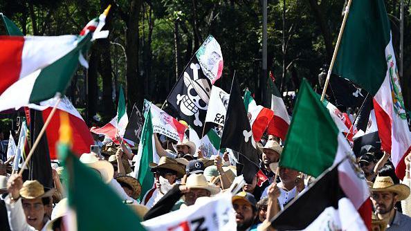 Manifestantes sostienen banderas de México y una bandera del manga One Piece durante una marcha contra el gobierno de la presidenta Claudia Sheinbaum en la Ciudad de México.