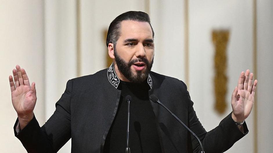 El presidente de El Salvador, Nayib Bukele, pronuncia un discurso ante funcionarios del gobierno y extranjeros durante el Primer Desayuno Nacional de Oración por El Salvador en el Palacio Nacional de San Salvador el 19 de enero de 2026. (Foto de Marvin RECINOS / AFP a través de Getty Images)