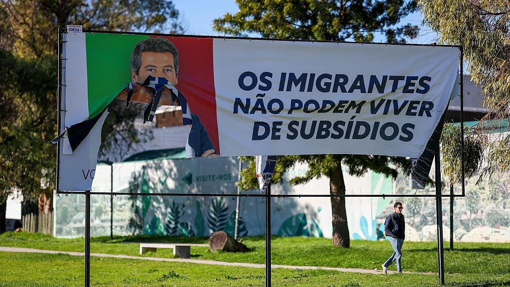 Outdoor rasgado com a foto de Ventura e a frase 