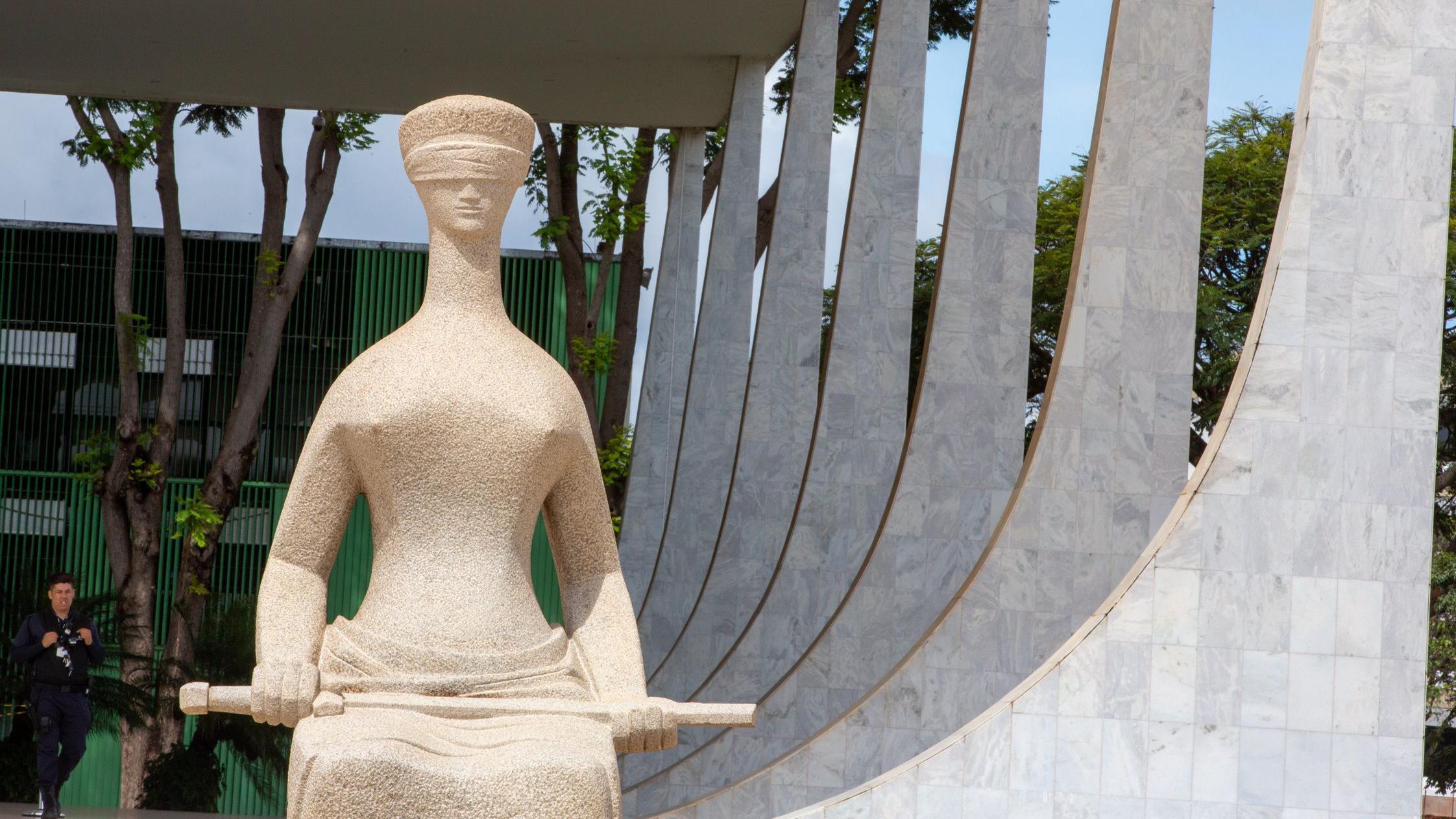 Fachada do pal&aacute;cio do Supremo Tribunal Federal com a est&aacute;tua da Justi&ccedil;a em frente