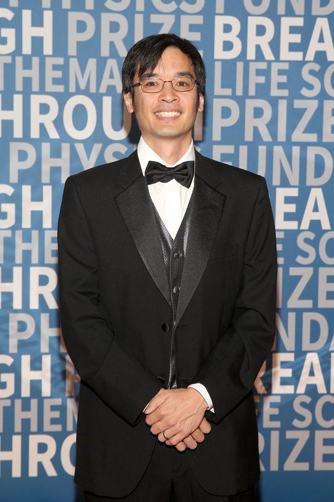 Terence Tao sonríe a la cámara. Está vestido con un elegante traje negro y corbatín.