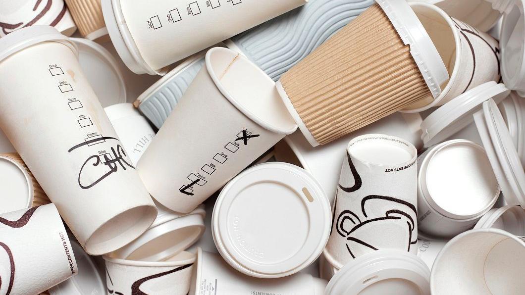Imagem mostra vários copinhos descartáveis de café usados