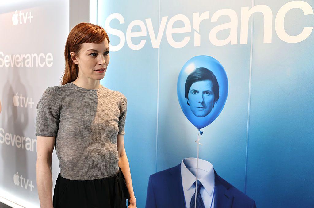 الممثلة بريت لوور أمام ملصق لمسلسل سيفيرانس