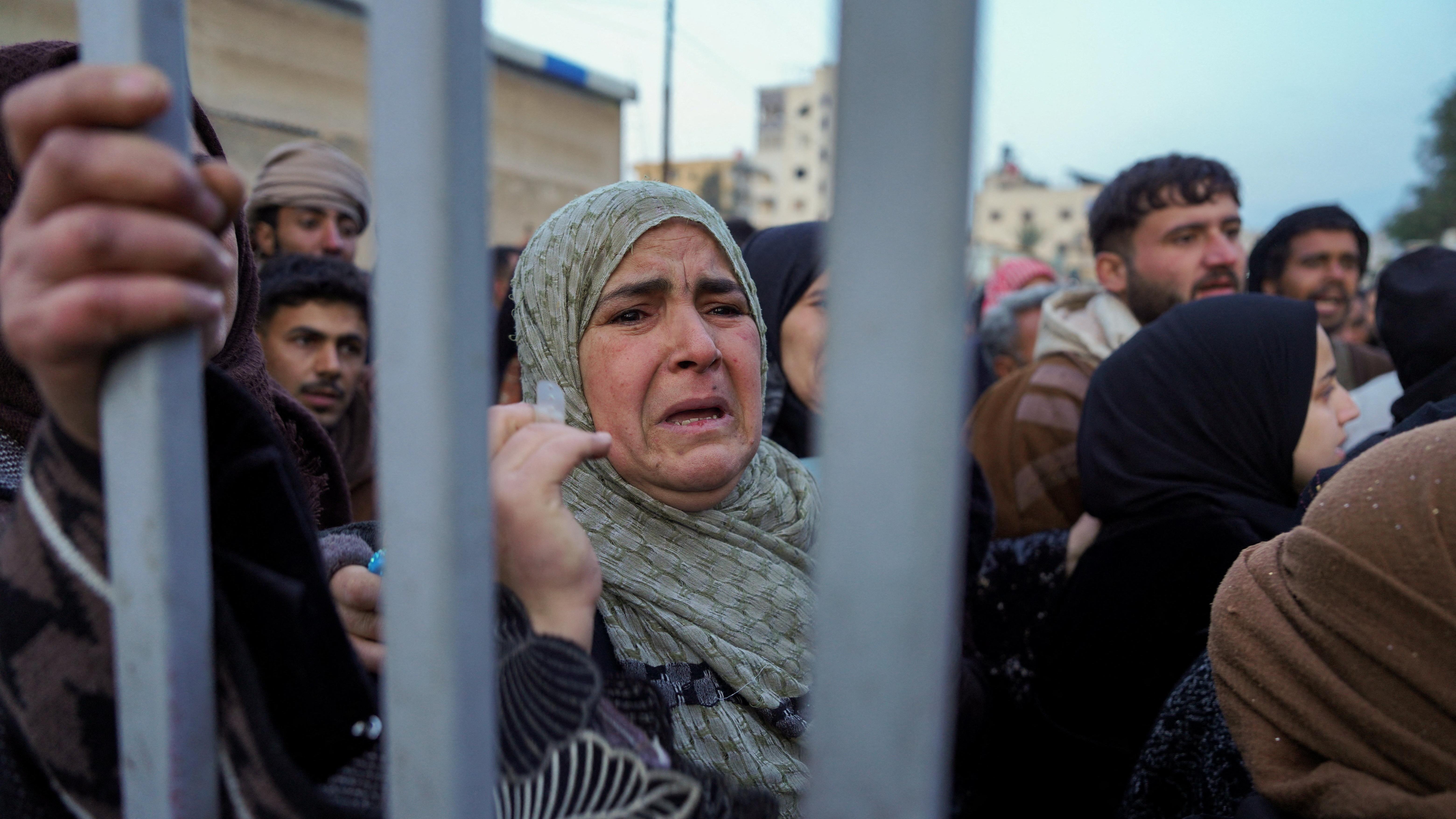 امرأة تتفاعل مع تجمع أقارب السجناء الذين أُطلق سراحهم من سجن الأقطان بعد سيطرة الحكومة السورية، في الرقة، سوريا، 24 يناير/كانون الثاني 2026. 
