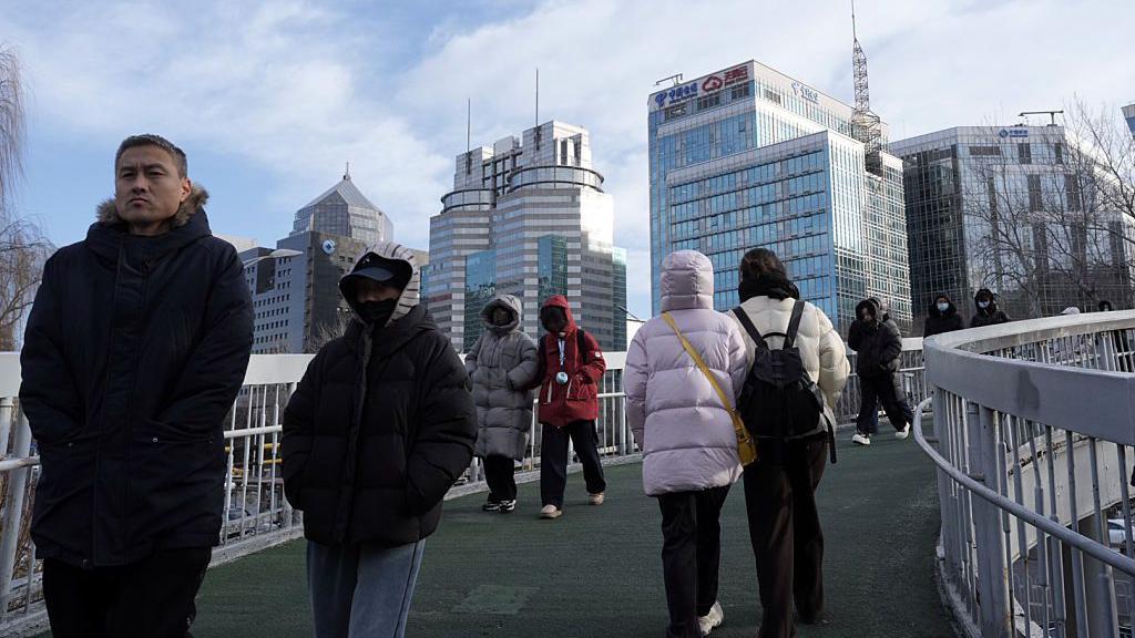 一群人走在天橋上