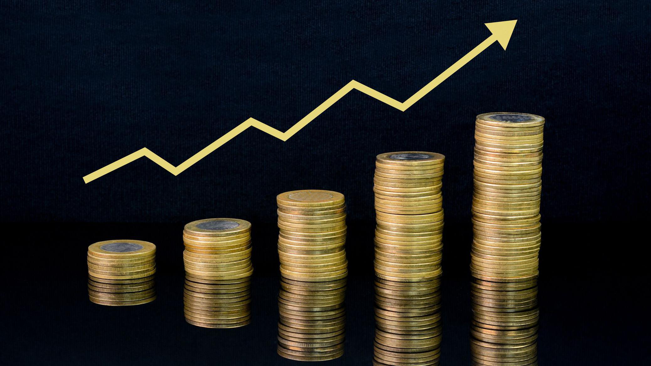 الذهب: ما أهميته الاقتصادية، وما العوامل التي تتحكم في أسعاره؟ 3 قطع نقدية متراصة فوق بعضها