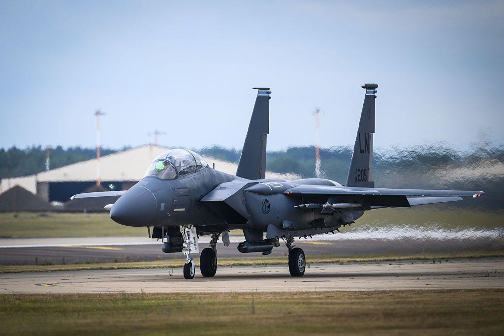 Un avión McDonnell Douglas F-15E Strike Eagle de la USAF se desplaza por la pista en la base aérea de RAF Lakenheath el 22 de julio de 2025 en Lakenheath, Reino Unido.