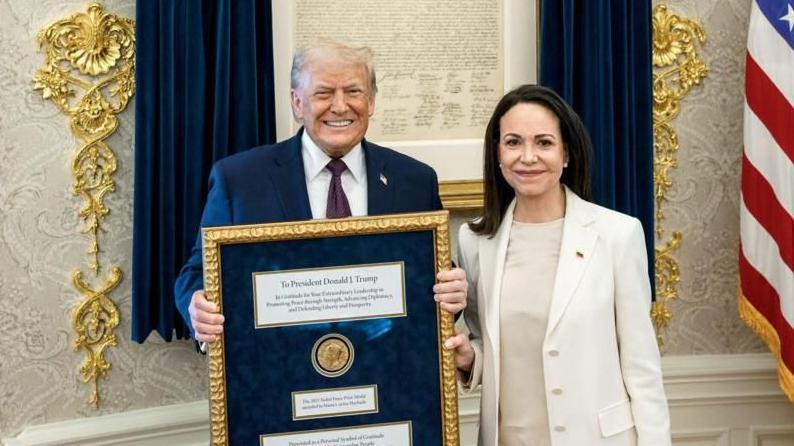 Donald Trump y María Corina Machado posan con el premio Nobel de la Paz