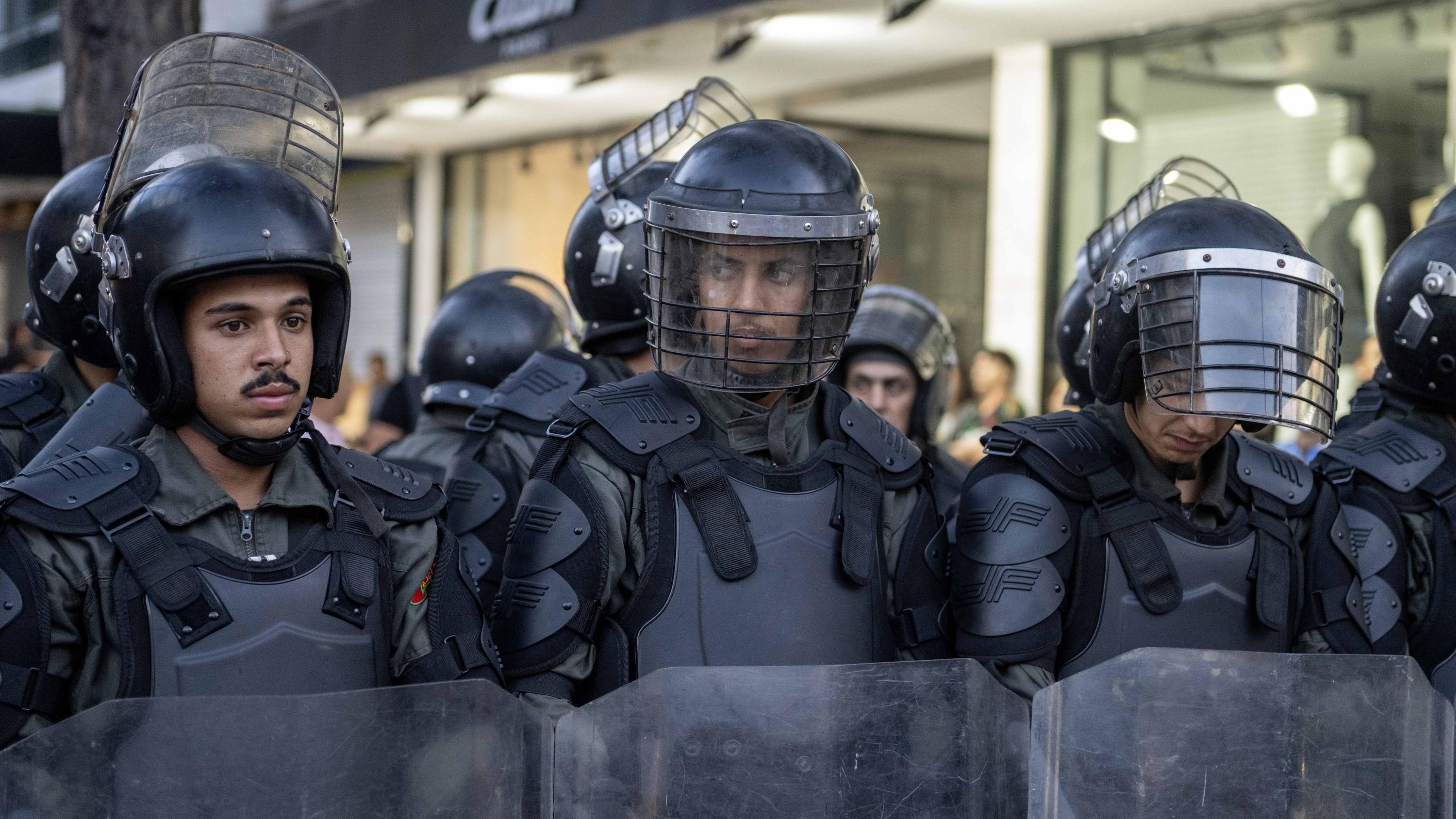 Agentes antidisturbios de la policía de MArruecos, pertrechados con cascos y escudos de protección