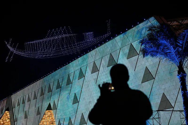 جانب من حفل افتتاح المتحف المصري الكبير الذي بُني قرب أهرامات الجيزة في القاهرة 