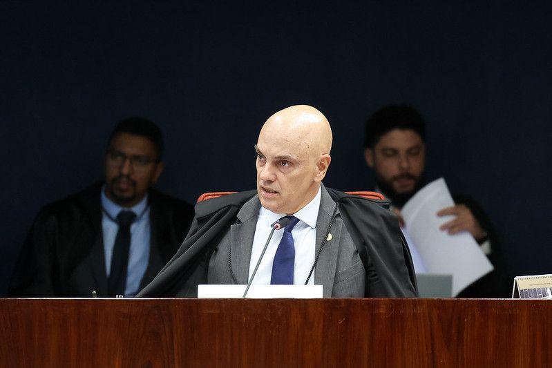 Alexandre de Moraes com toga em julgamento na Primeira Turma