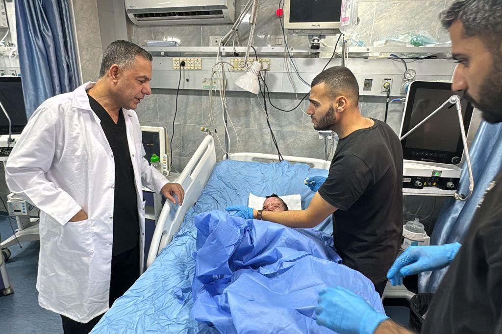 حسام أبو صفية لمحاميته: هل ما زال أحد يذكرني؟ #عاجل 3 الدكتور حسام أبو صفية مع جرحى في مستشفى كمال عدوان