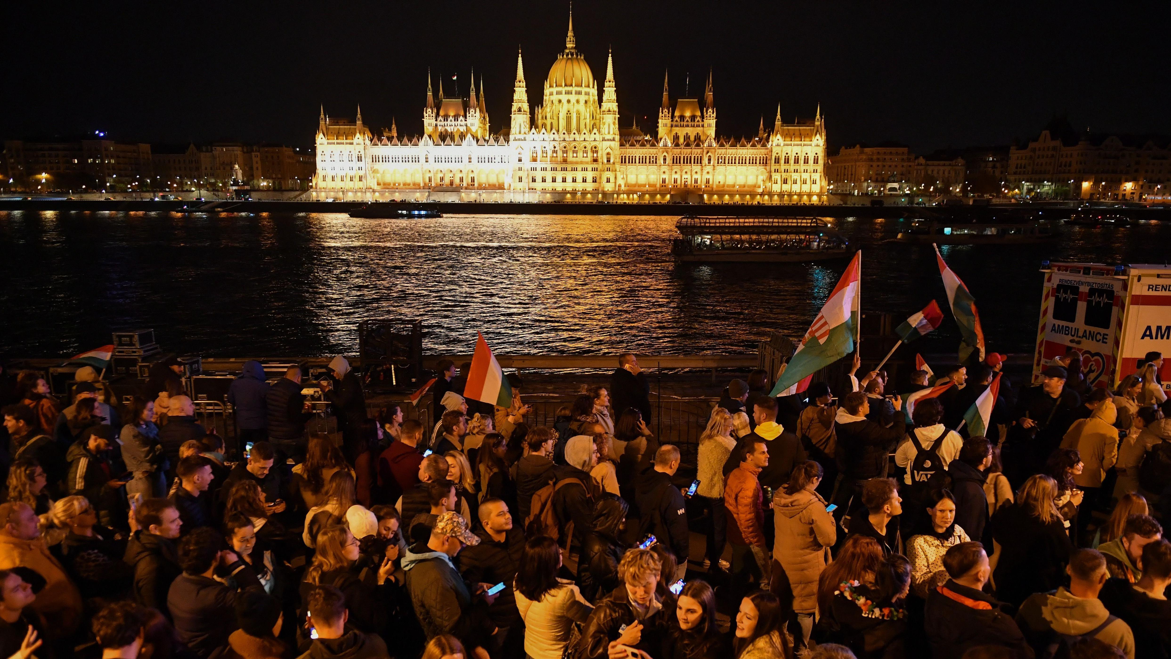 حشود من مؤيدي ماغيار أمام مبنى البرلمان المطل على النهر في العاصمة بودابست