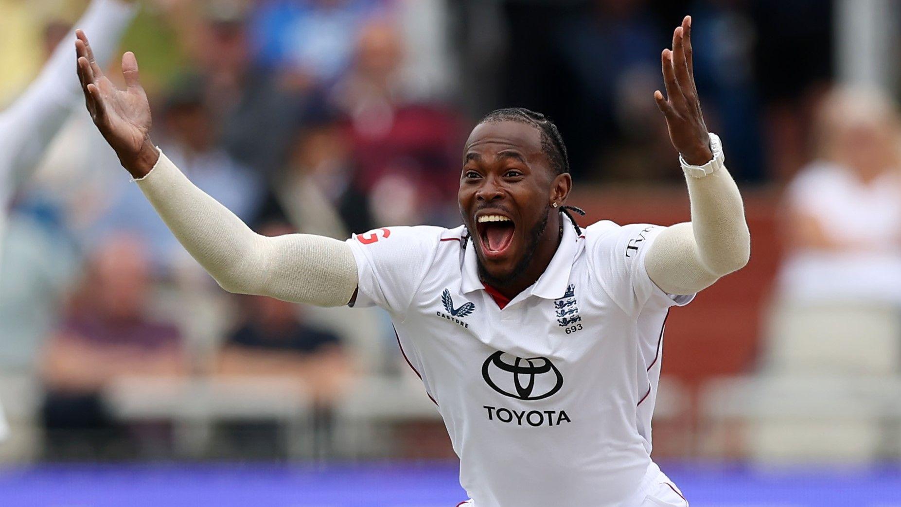 England fast bowlers torment India on tricky pitch