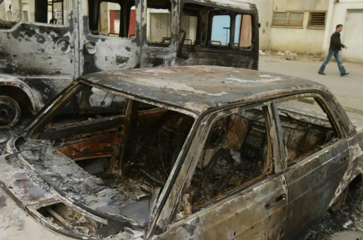 Spaljena vozila u delu Prištine u kojem su pretežno živeli Srbi tokom martovskog nasilja na Kosovu