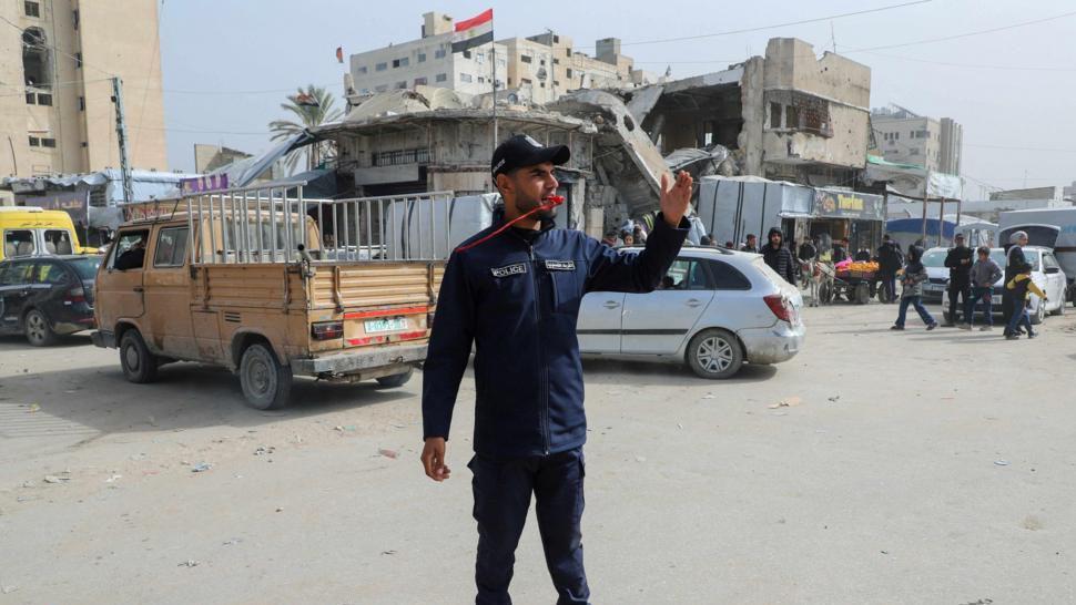 Integrante de Hamás dirigiendo el tráfico