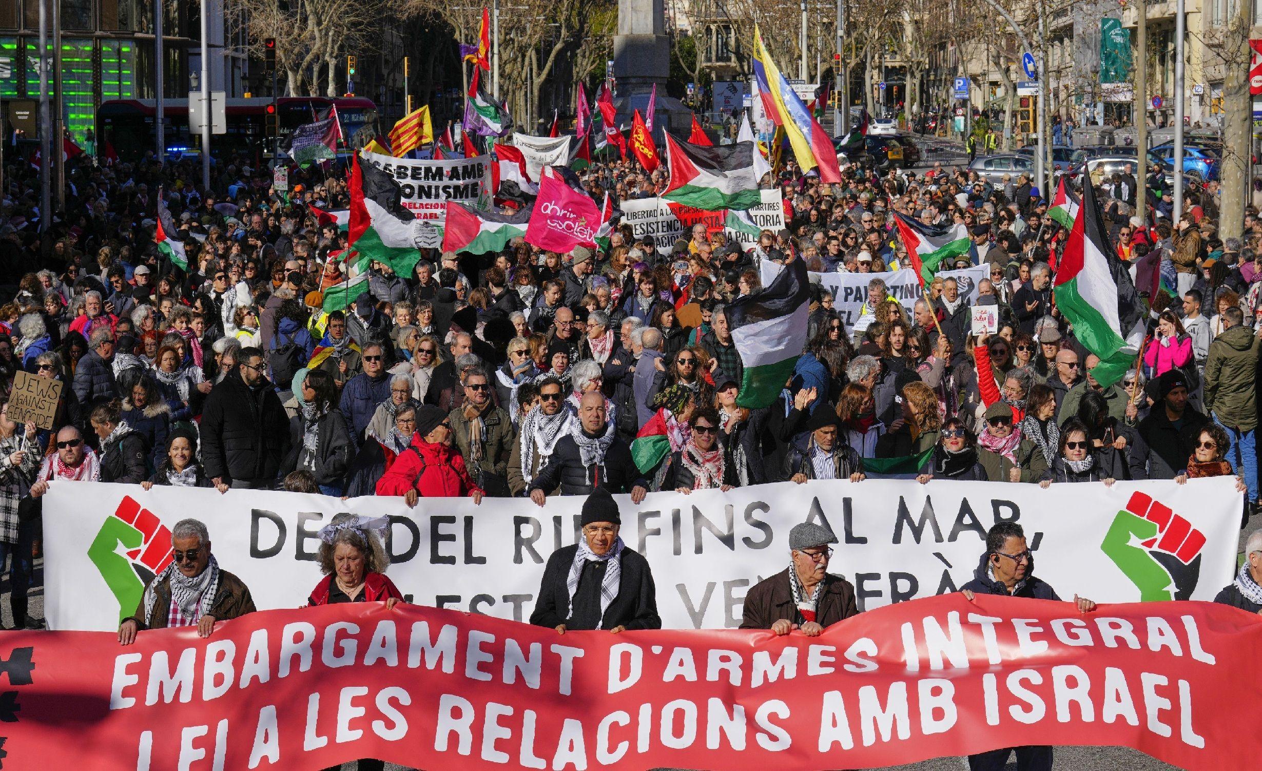 مسيرة خلال احتجاج مناهض لإسرائيل في برشلونة، إسبانيا، 31 يناير/كانون الثاني 2026. تجمع مئات المتظاهرين في وسط المدينة مطالبين بقطع جميع العلاقات مع إسرائيل.
