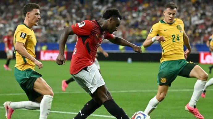 هيثم حسن وسط اثنين من لاعبي المنتخب الأسترالي 