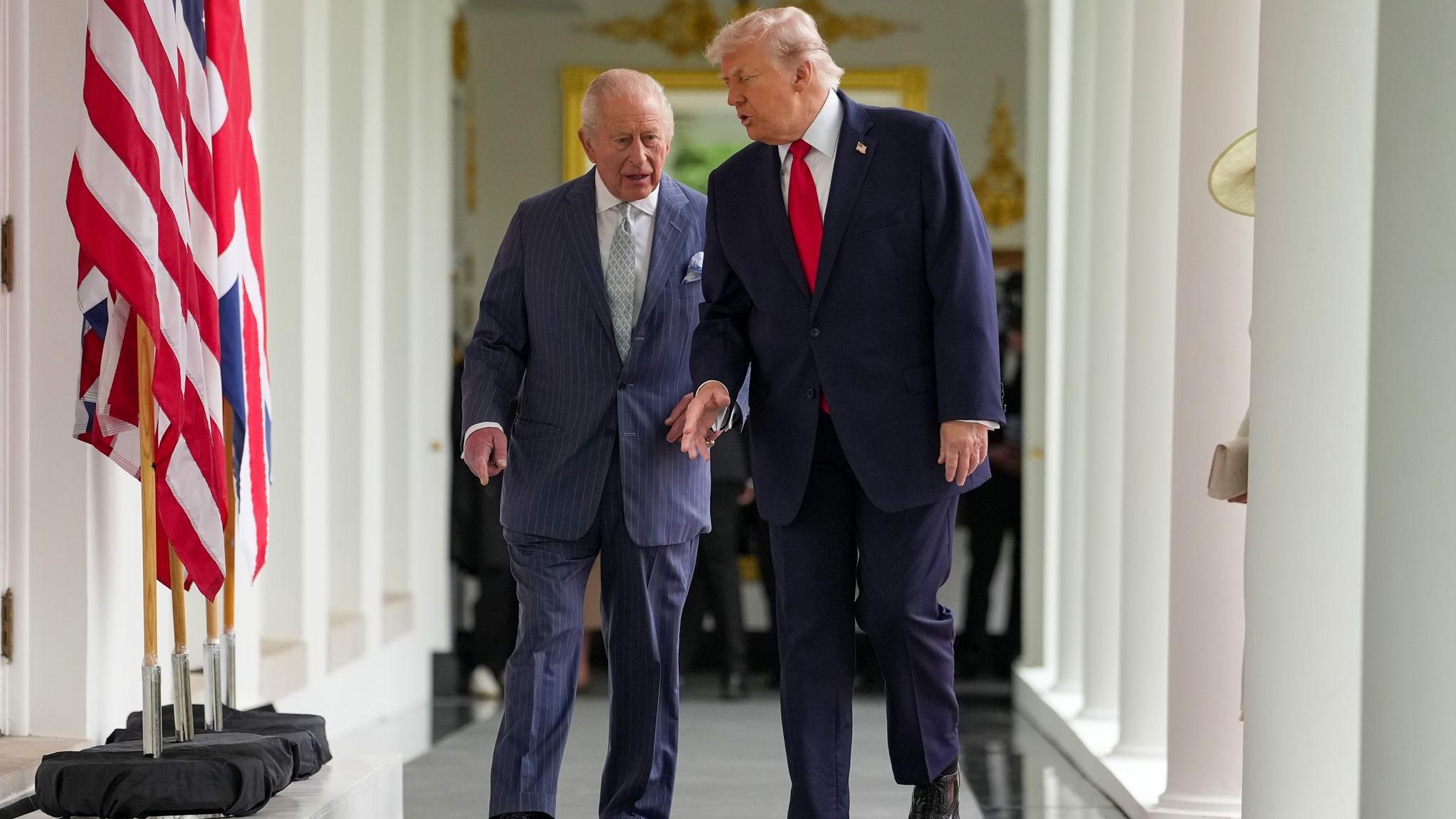 سار الملك تشارلز الثالث والرئيس الأمريكي دونالد ترامب على طول رواق الجناح الغربي عقب مراسم استقبال رسمية في الحديقة الجنوبية للبيت الأبيض في 28 أبريل/نيسان 2026 في واشنطن العاصمة.