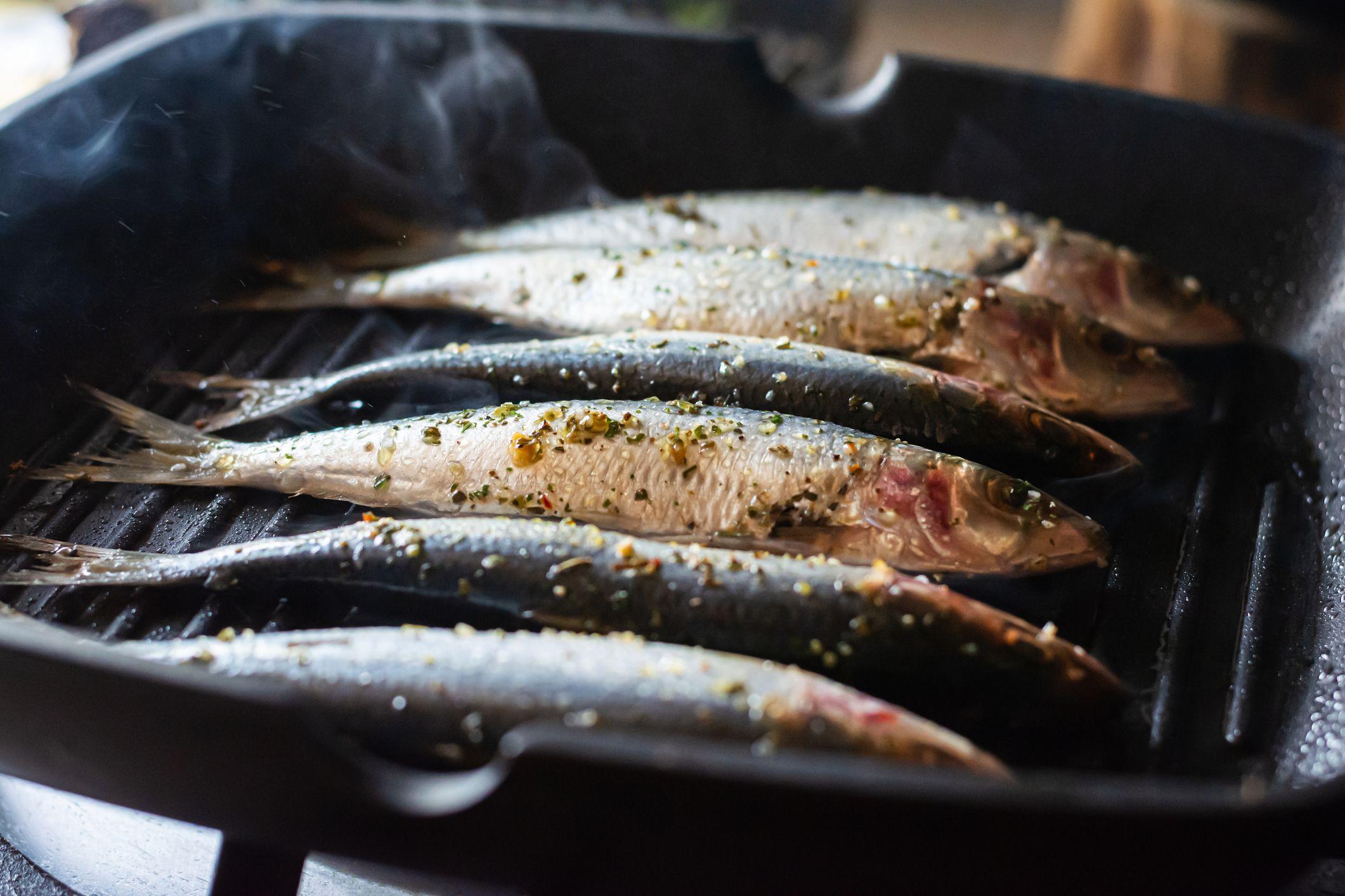 Unas sardinas en una barbacoa