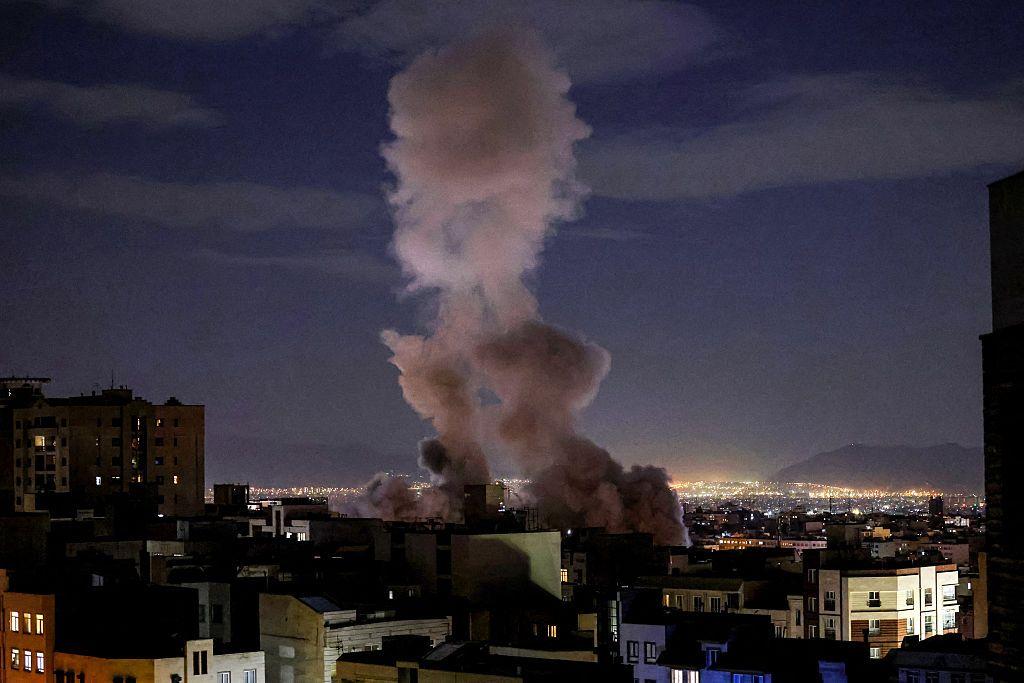 ترامب يقول إنه سيتحدث مع "القيادة الإيرانية الجديدة"، وعُمان تؤكد "انفتاح" طهران على الحوار 