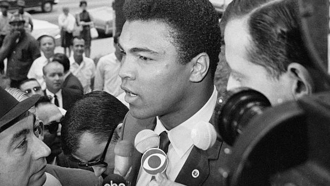 محمد علي  أمام حشج من المراسلين في هيوستن 1967