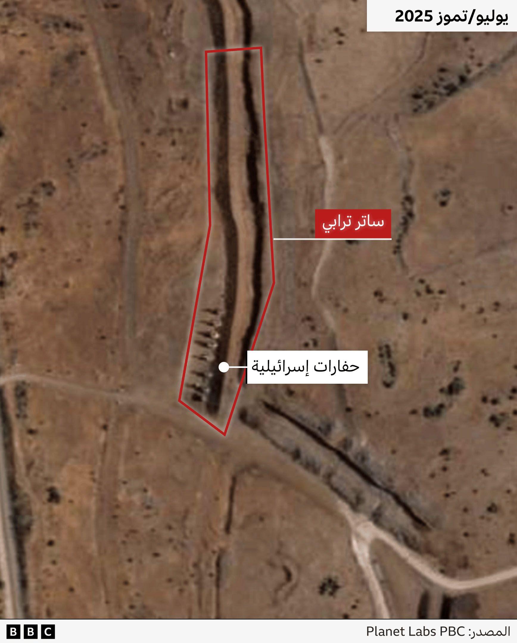 حفارات وآليات ثقيلة في الموقع