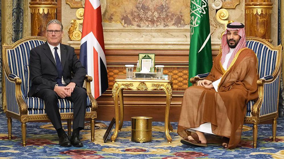 كير ستارمر (يسار) مع محمد بن سلمان