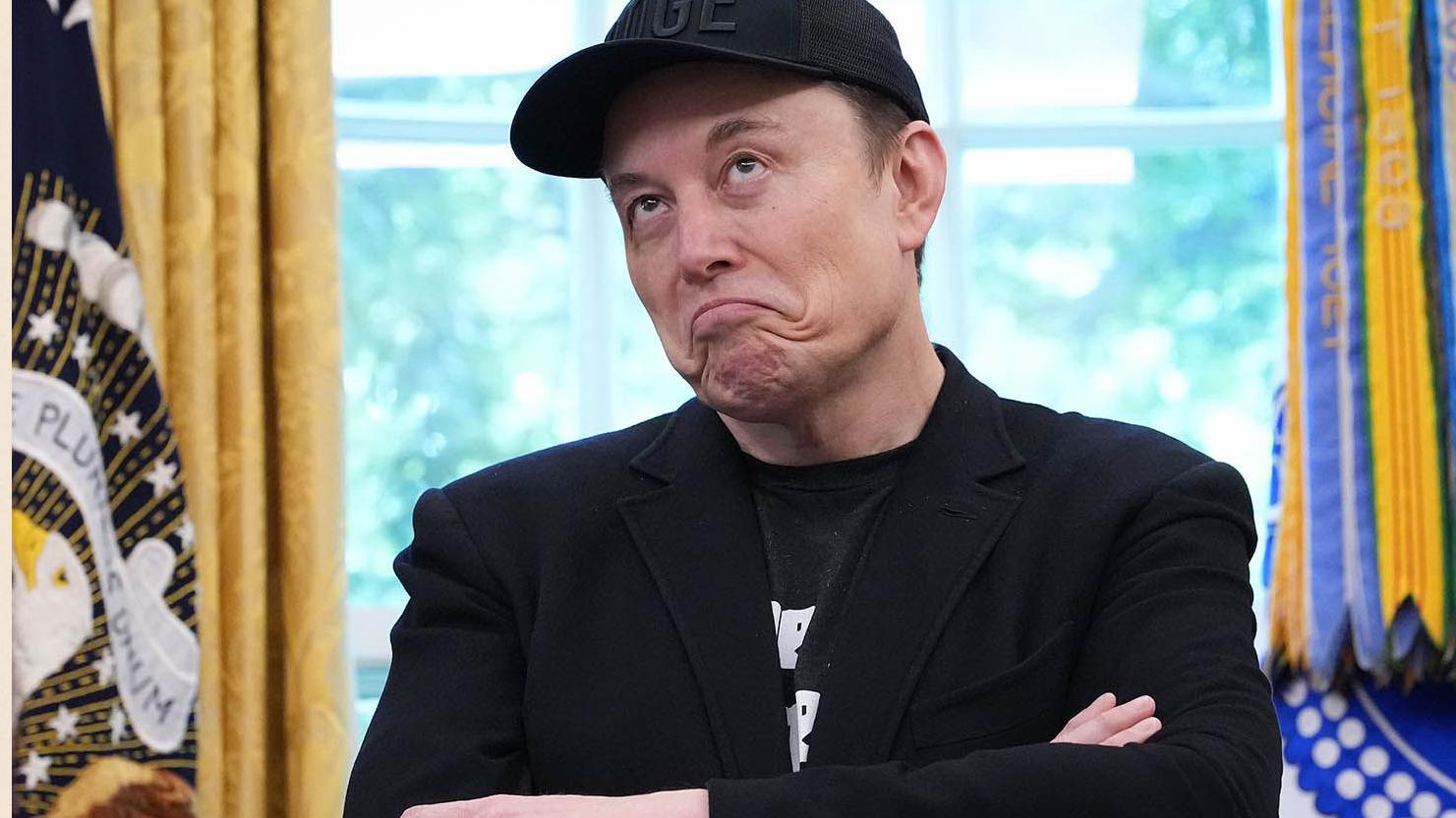 伊隆・馬斯克雙臂交叉。