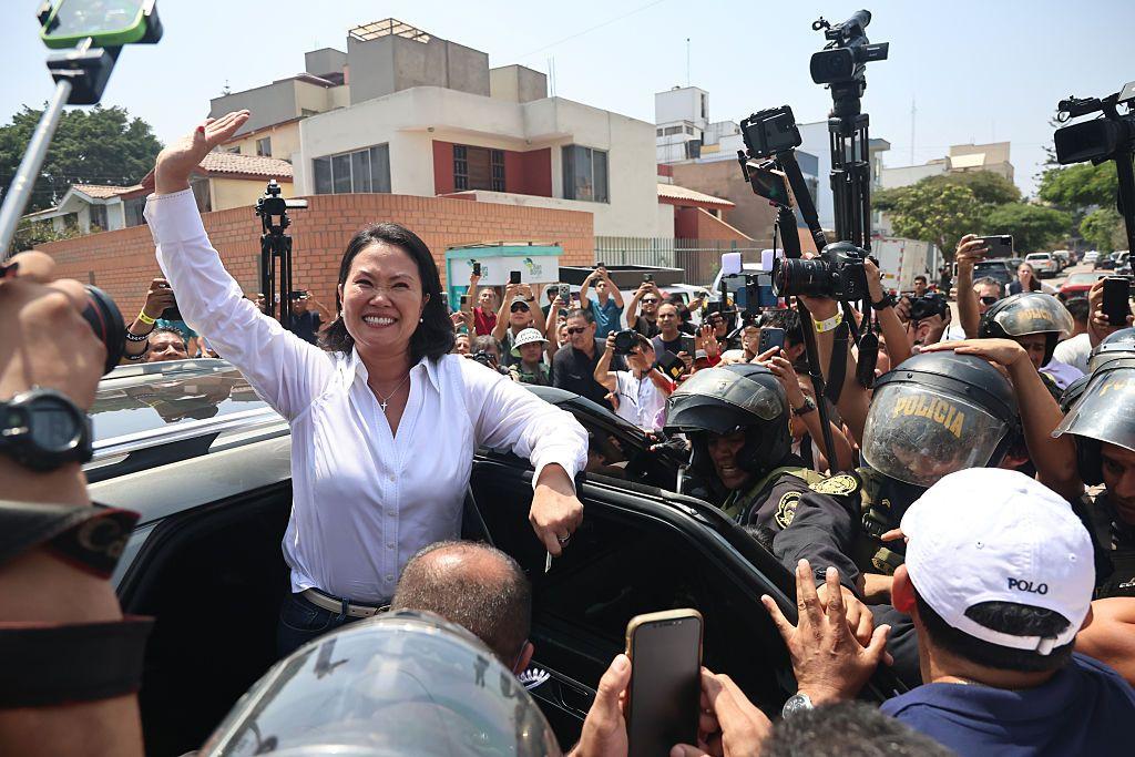 Keiko Fujimori saludando desde un coche